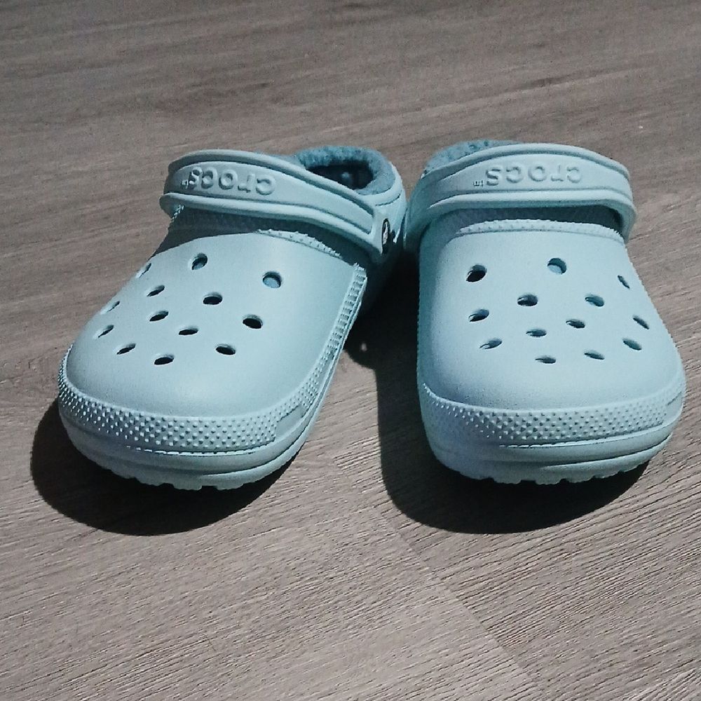 CROCS  faux fur linede Light Blue Aqua Sandals Womens 11   Mens 9 Tried on only
